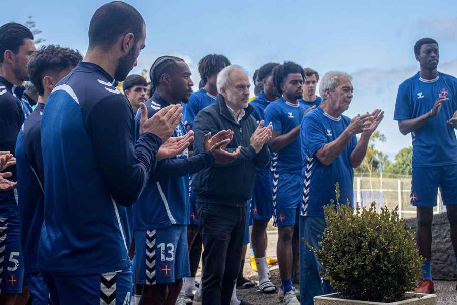 Plantel e presidente do Belenenses prestam homenagem a Vicente Lucas Plantel e presidente do Belenenses prestam homenagem a Vicente Lucas