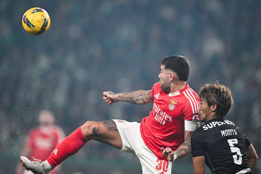 Otamendi disputa a bola com Morita