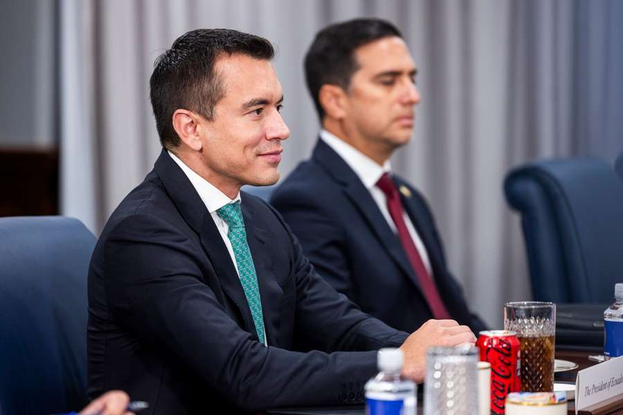 Prezydent Ekwadoru Daniel Noboa słucha sekretarza obrony USA Pete’a Hegsetha (nieobecny na zdjęciu) podczas spotkania w Pentagonie, 15 czerwca 2026 r.