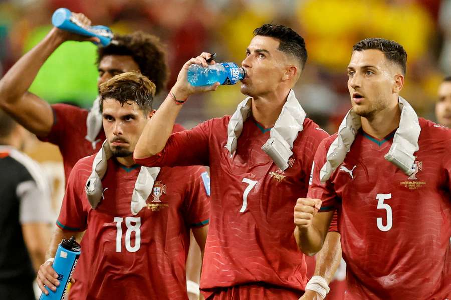 Jogadores de Portugal com bolsas de gelo durante a pausa para hidratação