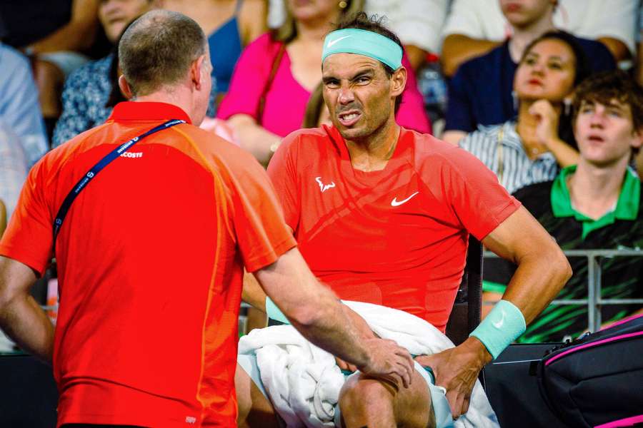 Rafael Nadal se nechává ošetřit během zápasu s Australanem Jordanem Thompsonem v Brisbane