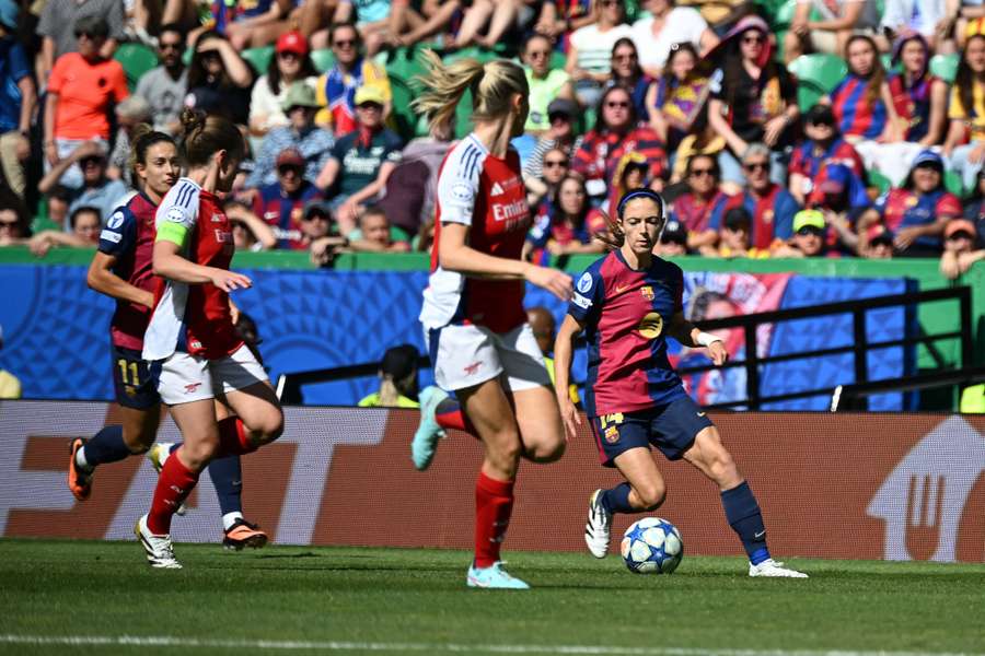 Aitana Bonmatí lo intenta ante el Arsenal
