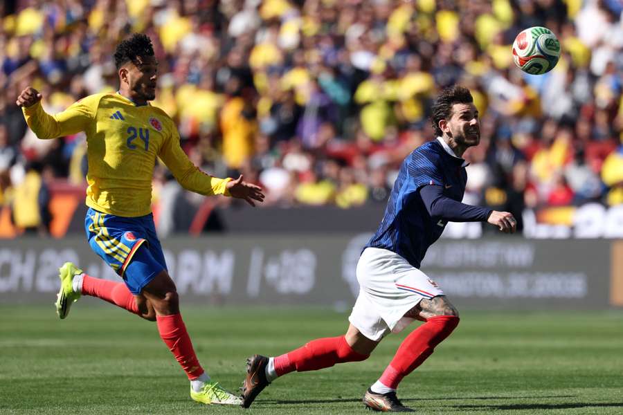 Suárez na partida com a seleção francesa