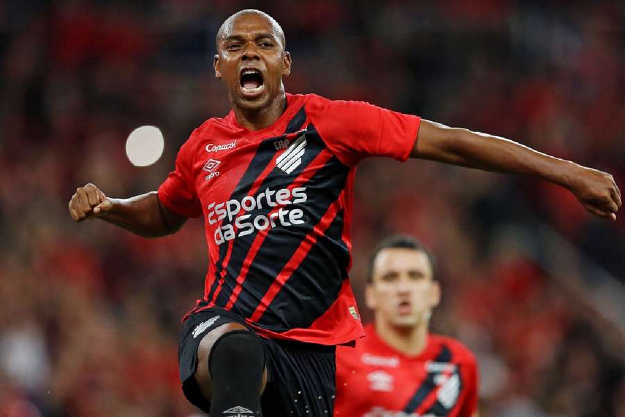 Veterano Fernandinho fez um golaço na vitória do Athletico-PR