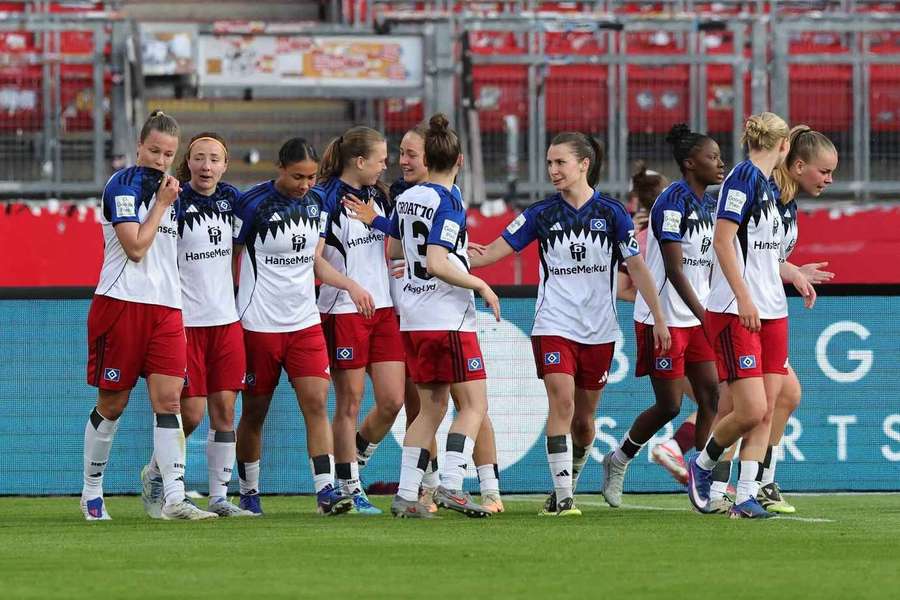 Die HSV-Frauen liefen allesamt zu Torschützin Böhler (4.v.l.).