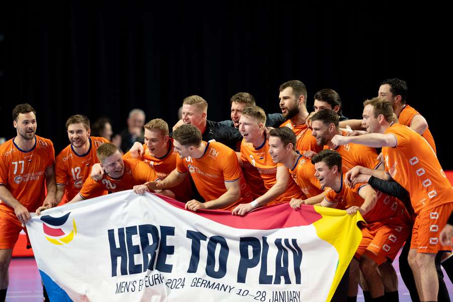 De Nederlandse handbalheren vieren de beslissende overwinning op Griekenland