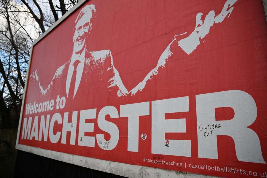 Um pôster mostrando Jim Ratcliffe é visto do lado de fora de Old Trafford