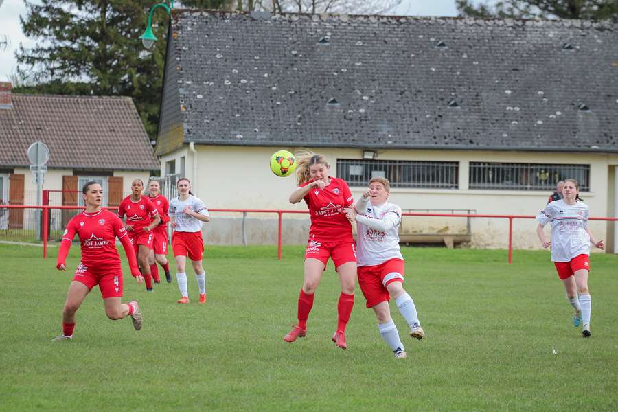 Les féminines de Maladrerie (en rouge), le 30 mars dernier.