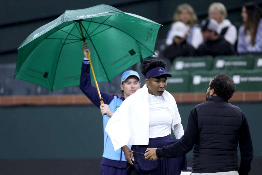 Deszcz pokrzyżował plany w Indian Wells. Przełożony także mecz Linette