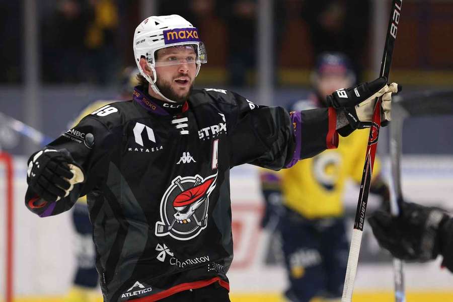 Chomutovský Cole Coskey nastřílel Litoměřicím pět gólů. Chomutovský Cole Coskey nastřílel Litoměřicím pět gólů.