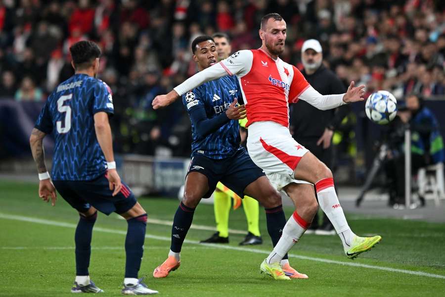 Chorý v souboji s obranou Arsenalu. Chorý v souboji s obranou Arsenalu.