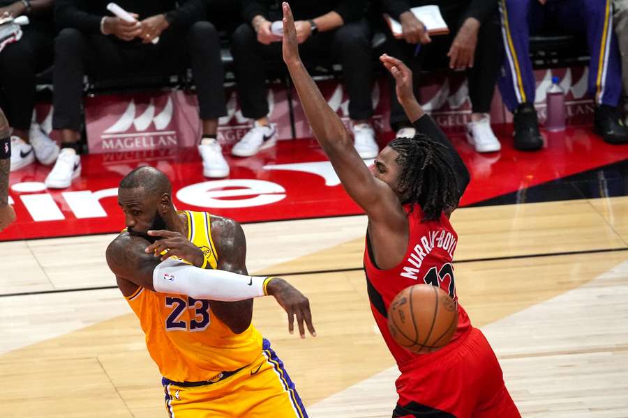 James si v zápase pripísal osem bodov a 11 asistencií.