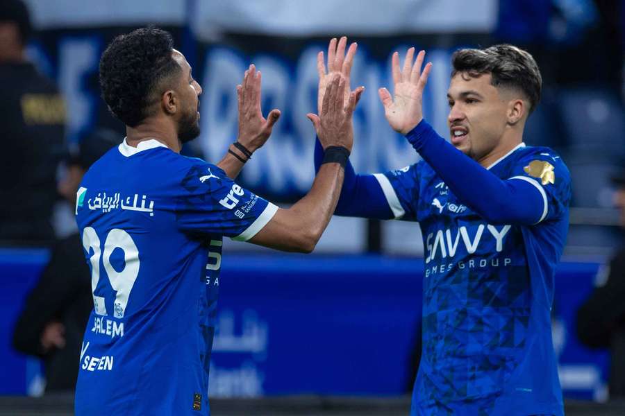 Marcos Leonardo comemora com Salem Al-Dawsari um dos gols do Al-Hilal