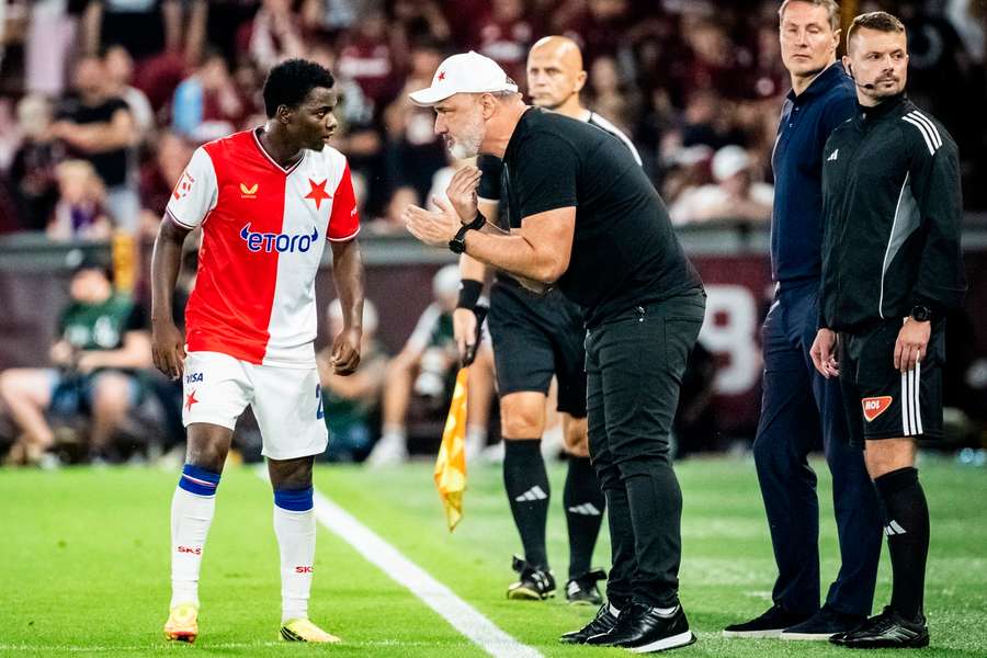 Trpišovský během derby. Trpišovský během derby.