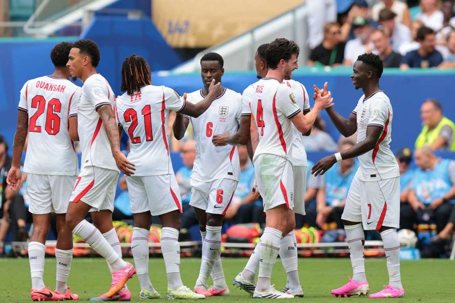 Los jugadores de Inglaterra celebran uno de los tres goles de Saka Los jugadores de Inglaterra celebran uno de los tres goles de Saka