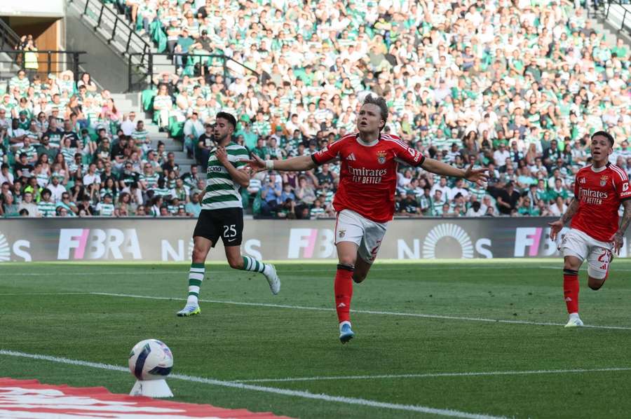 Schjelderup festeja diante do Sporting