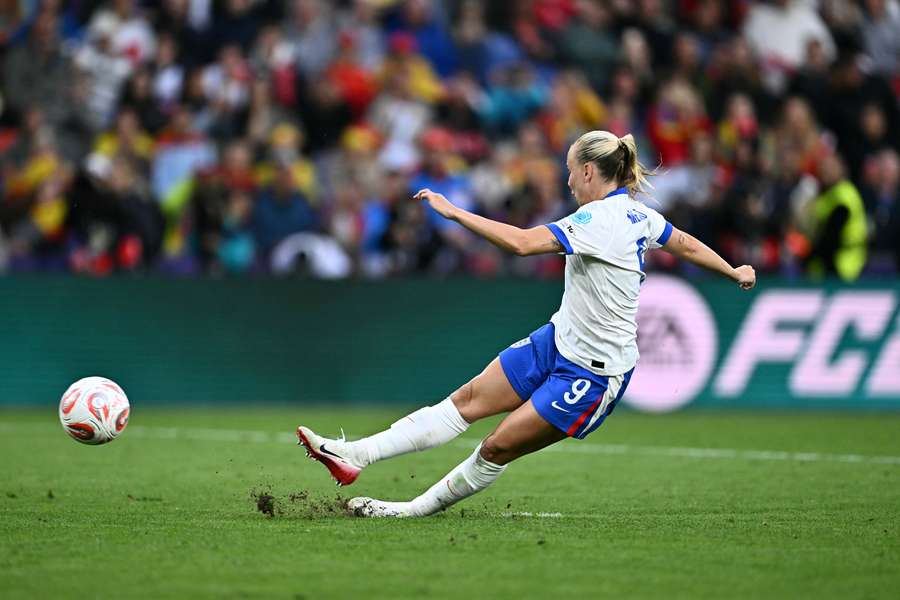 Mead, en el momento de resbalarse al lanzar el penalti en la final de la Eurocopa femenina