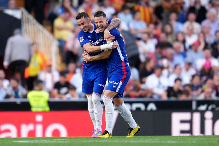 Berenguer celebra con Guruzeta su gol en Mestalla