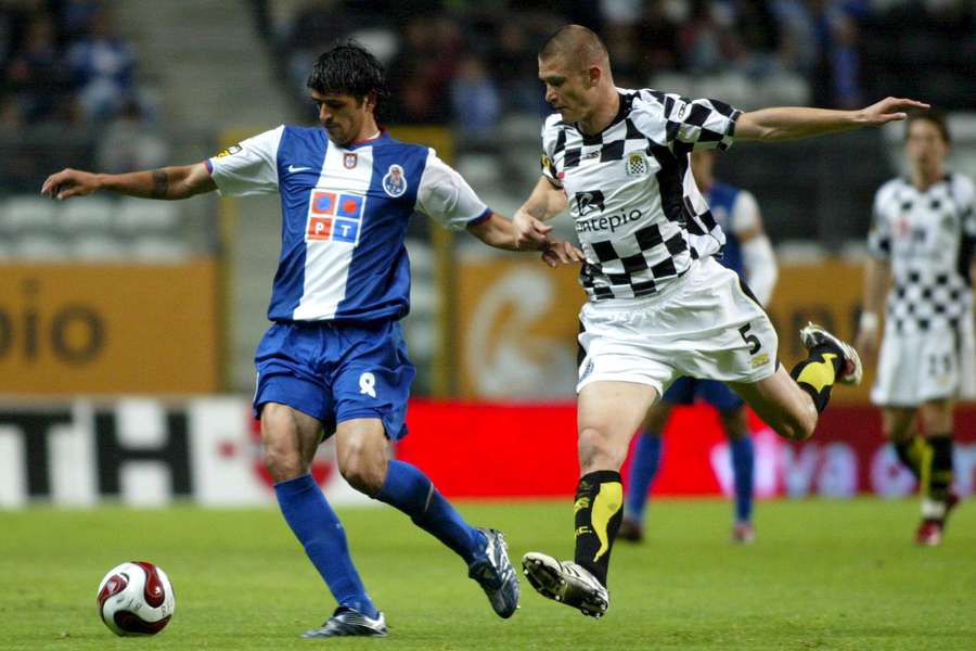 Kazmierczak w barwach Boavisty (z prawej) walczy o piłkę z Lucho Gonzalezem z FC Porto, 28 kwietnia 2007 r. Kazmierczak w barwach Boavisty (z prawej) walczy o piłkę z Lucho Gonzalezem z FC Porto, 28 kwietnia 2007 r.
