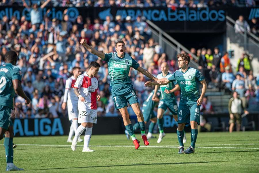 Ángel Pérez slaví gól Alavése proti Celtě. Ángel Pérez slaví gól Alavése proti Celtě.