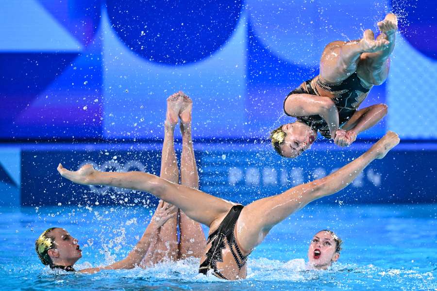 Momento de la actuación del equipo español de natación artística