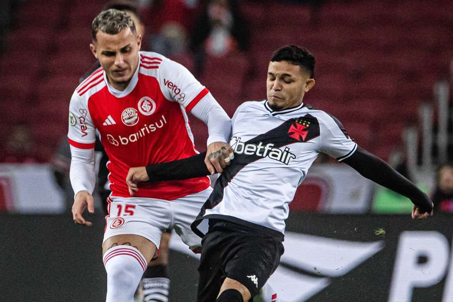 Adson fez o primeiro golo do Vasco no Beira-Rio