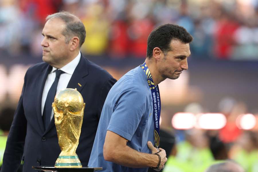 Scaloni recebe a medalha de vice-campeão da última Copa do Mundo Scaloni recebe a medalha de vice-campeão da última Copa do Mundo