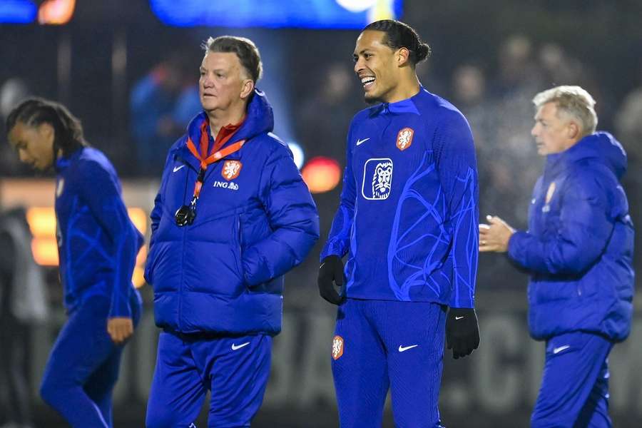 Louis van Gaal en Virgil van Dijk op de laatste training voor het vertrek naar Qatar
