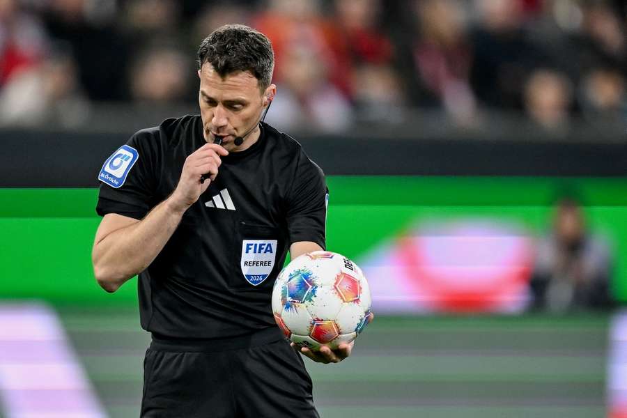 Die Schiedsrichter der Bundesliga müssen sich in der neuen Saison an veränderte Regeln gewöhnen. Die Schiedsrichter der Bundesliga müssen sich in der neuen Saison an veränderte Regeln gewöhnen.