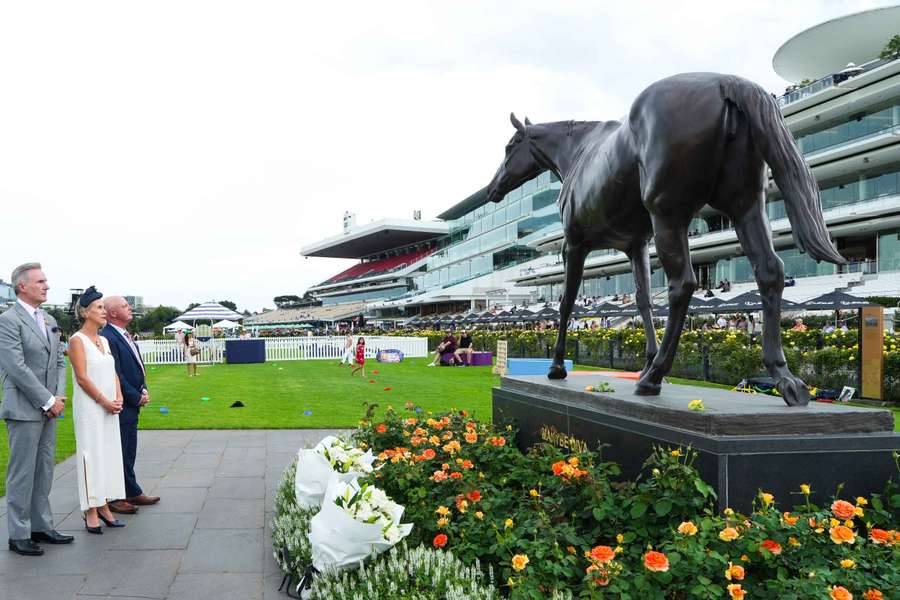 Mourners including legendary racecaller Greg Miles lay flowers at the statue of Makybe Diva at Flemington Racecourse on Saturday. Mourners including legendary racecaller Greg Miles lay flowers at the statue of Makybe Diva at Flemington Racecourse on Saturday.