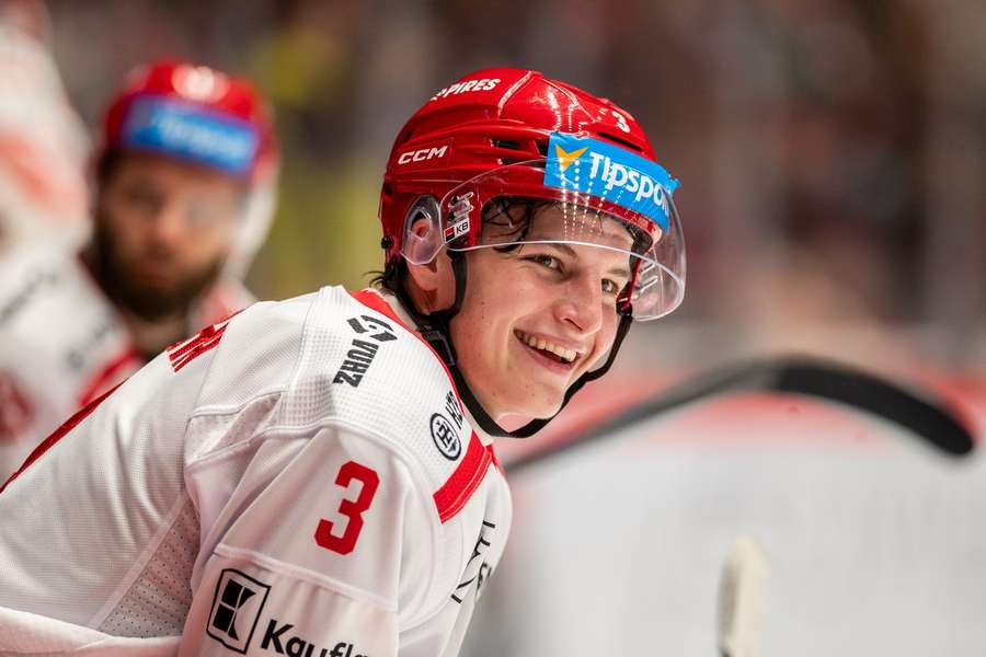 Sikora na střídačce Třince. Sikora na střídačce Třince.