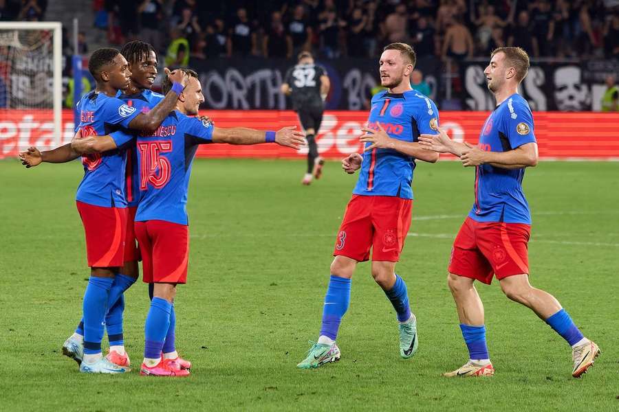 Fotbaliștii de la FCSB sărbătoresc un gol contra Farului pe 9 august 2024
