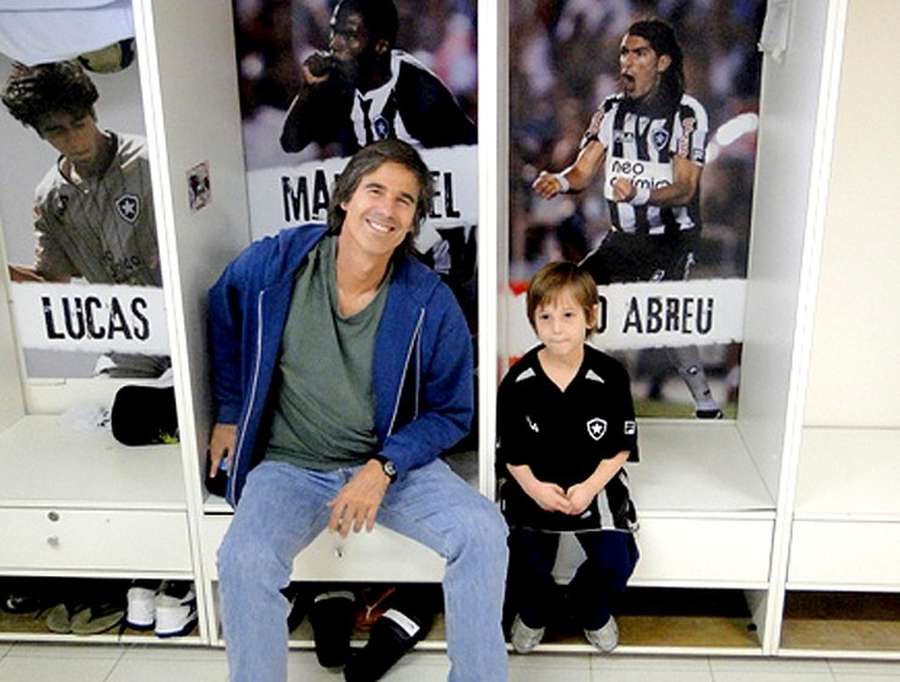 Walter Salles, um dos cineastas mais ricos do mundo, em visita ao vestiário do Botafogo em 2011