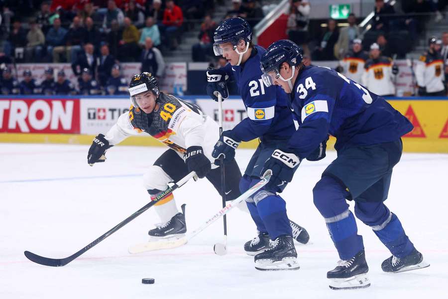 Ehl jagt den Puck gegen Raty und Puistola.