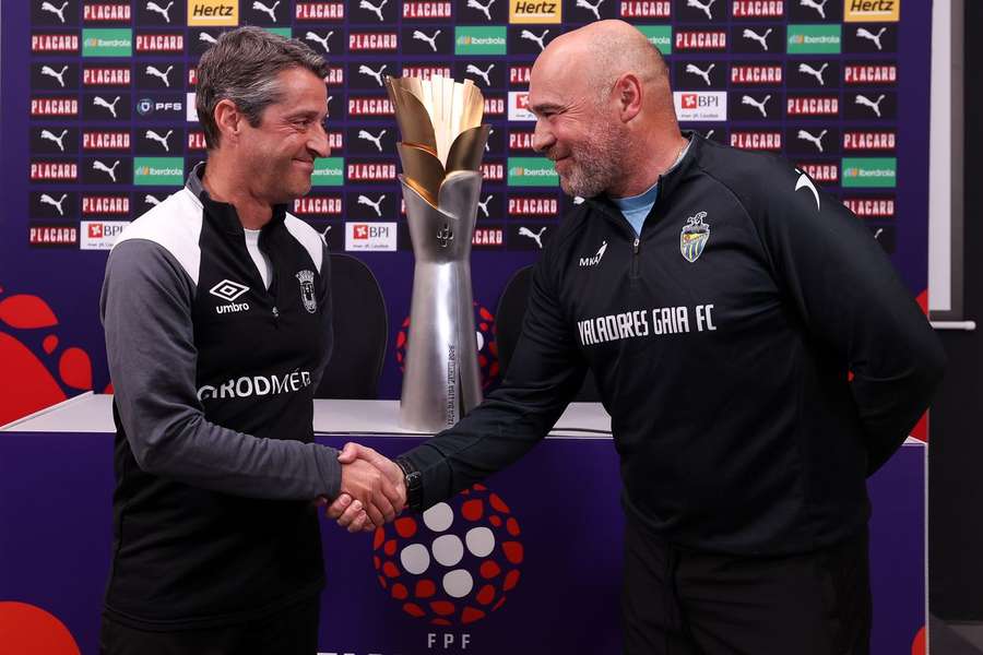 Gonçalo Nunes (Torreense) e Zé Nando (Valadares) cumprimentam-se antes da grande final