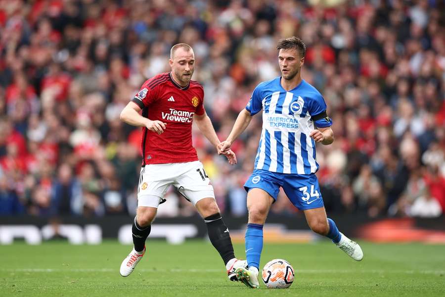 Christian Eriksen van Manchester United (L) in duel met Joel Veltman van Brighton