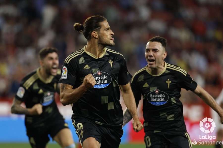 Paciencia comemora o gol de empate do Celta no Pizjuán