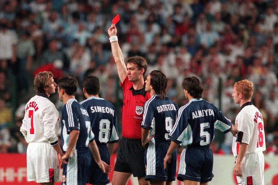 David Beckham, eliminat de arbitrul danez Kim Milton Nielsen în timpul meciului dintre Anglia și Argentina de la Cupa Mondială din 1998