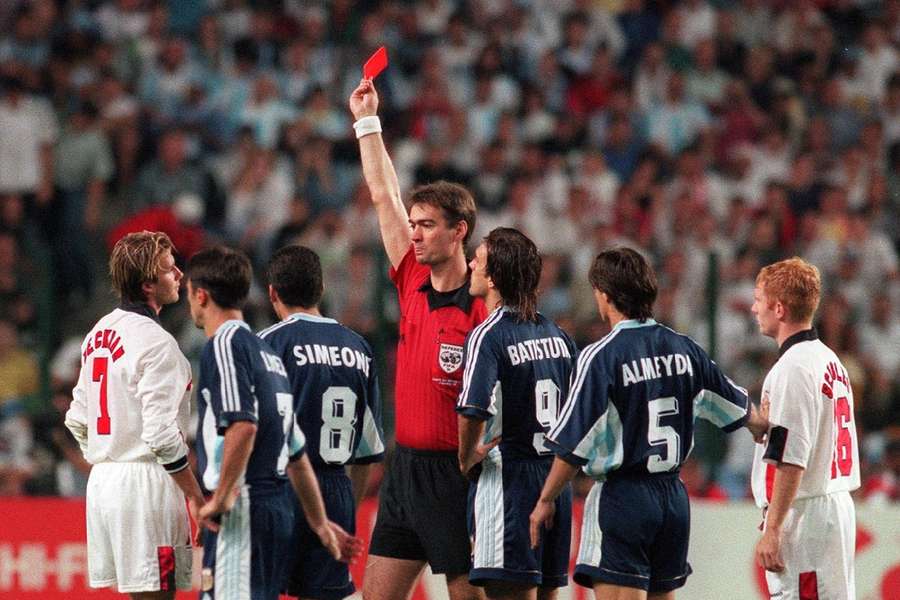 David Beckham, eliminat de arbitrul danez Kim Milton Nielsen în timpul meciului dintre Anglia și Argentina de la Cupa Mondială din 1998