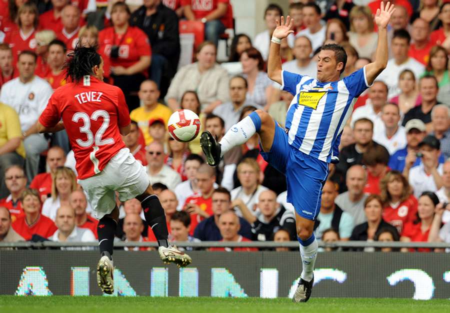 Javi Chica ante Tévez, en un Manchester United-Espanyol Javi Chica ante Tévez, en un Manchester United-Espanyol