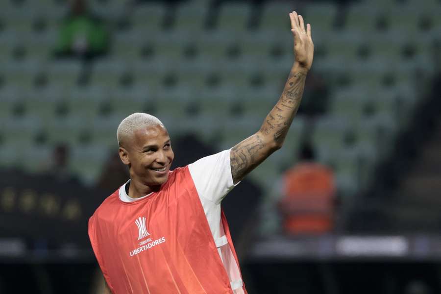 Deyverson acena para a torcida do Palmeiras no Nubank Parque