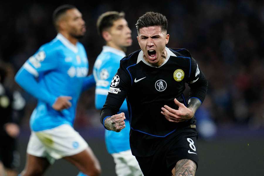Enzo Fernández dal první gól Chelsea v Neapoli.