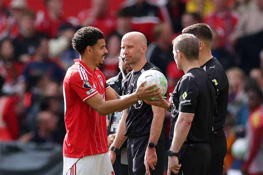 Morgan Gibbs-White apontou um hat-trick e levou a bola para casa