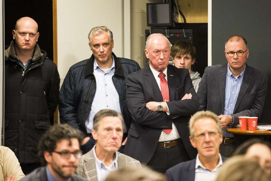 Ondermeer ten Hag (MR) en Stoker (ML) tijdens een persconferentie over het onafhankelijke onderzoek naar de onregelmatigheden bij de club