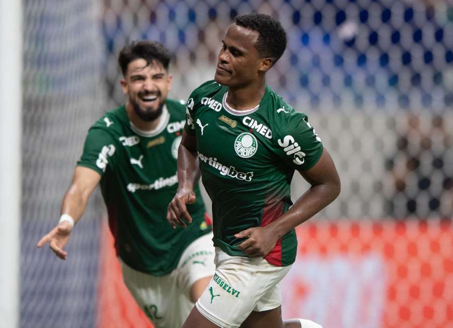 Jhon Arias e Flaco López, jogadores do Palmeiras, em jogo contra o Bahia.
