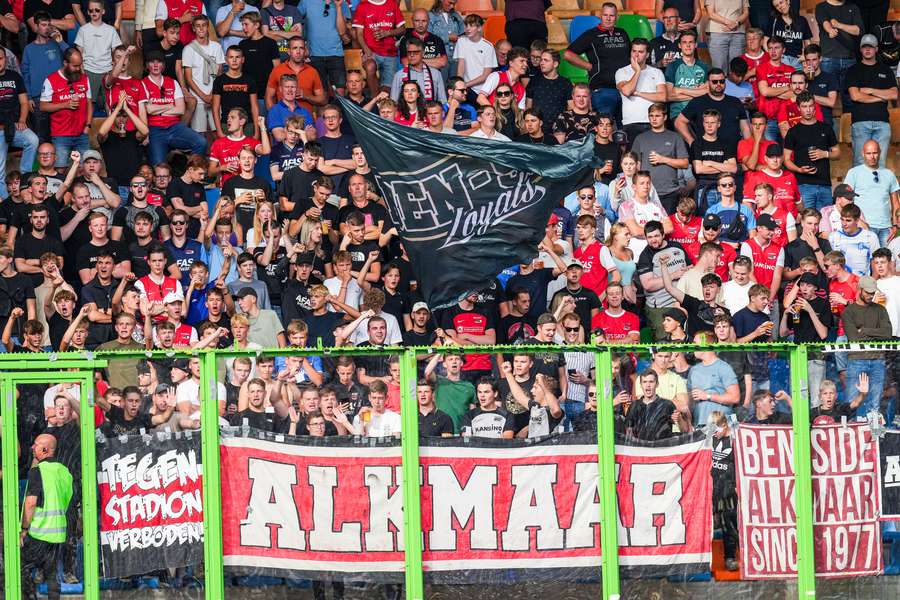 Dit zijn geen supporters tijdens de wedstrijd van de vrouwen van AZ, maar supporters in het uitvak tijdens Vitesse - AZ