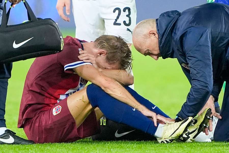 Martin Odegaard com dores na sequência de uma entorse grave no tornozelo