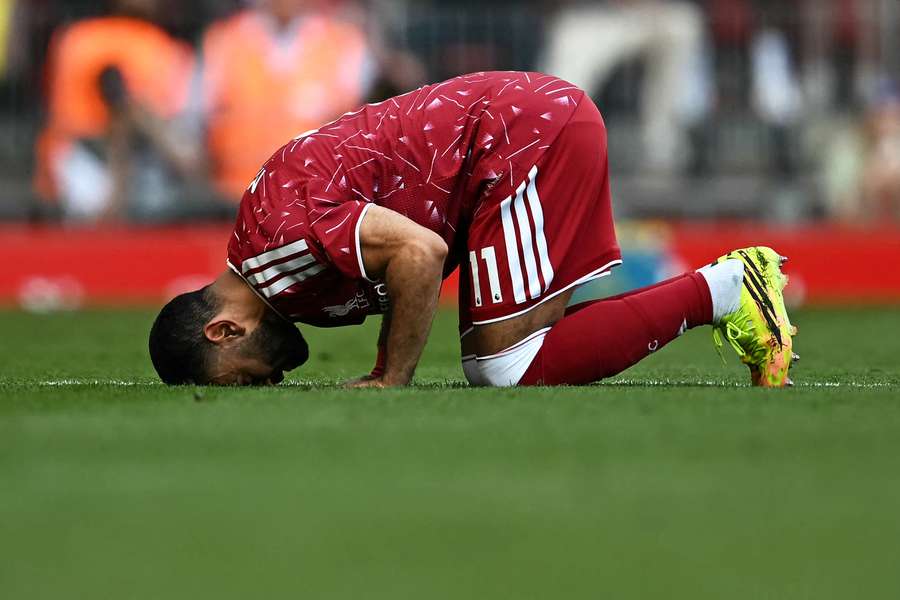 Salah beija o gramado de Anfield antes de ser substituído na etapa final Salah beija o gramado de Anfield antes de ser substituído na etapa final