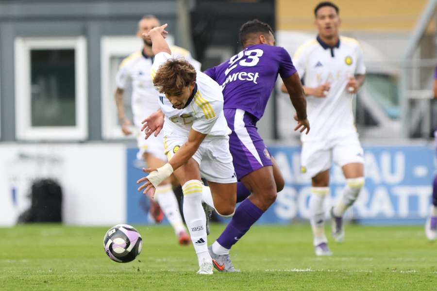Joao Félix intenta regatear a un defensa