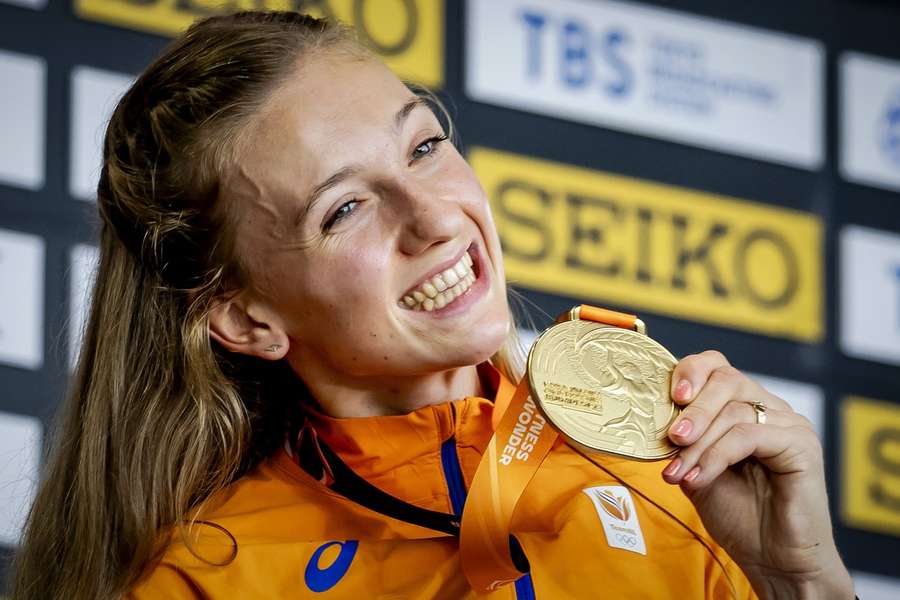 Femke Bol met haar gouden medaille na de 400 meter horden in Boedapest